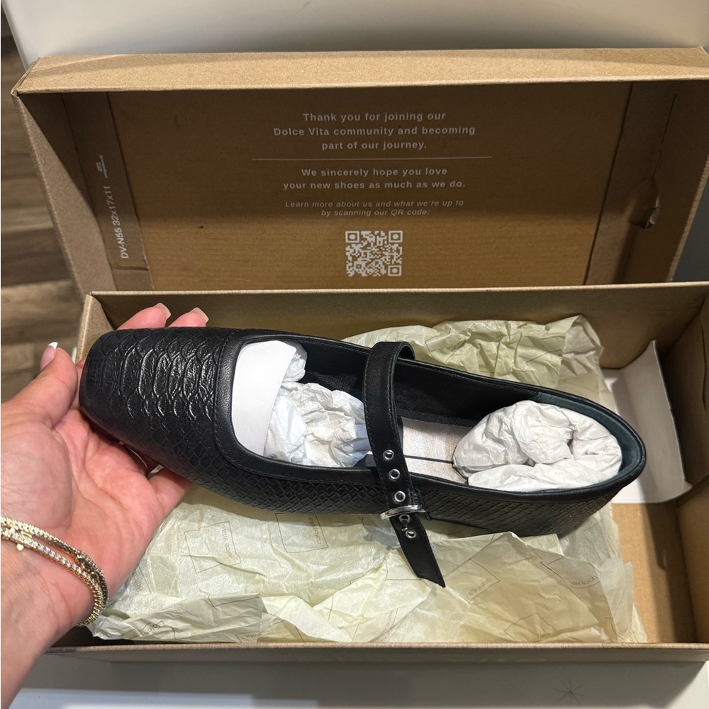 Dolce Vita Black Flats Sleek and Versatile